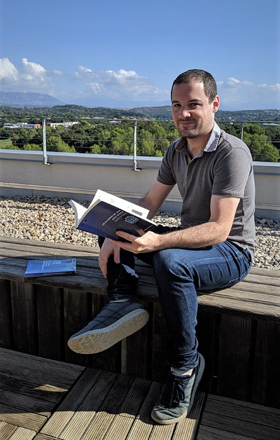 Anthony Cardinale avec son livre sur Godot à la main