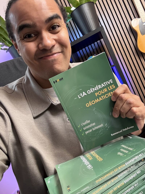 Emmanuel Ndofunsu présentant son livre.